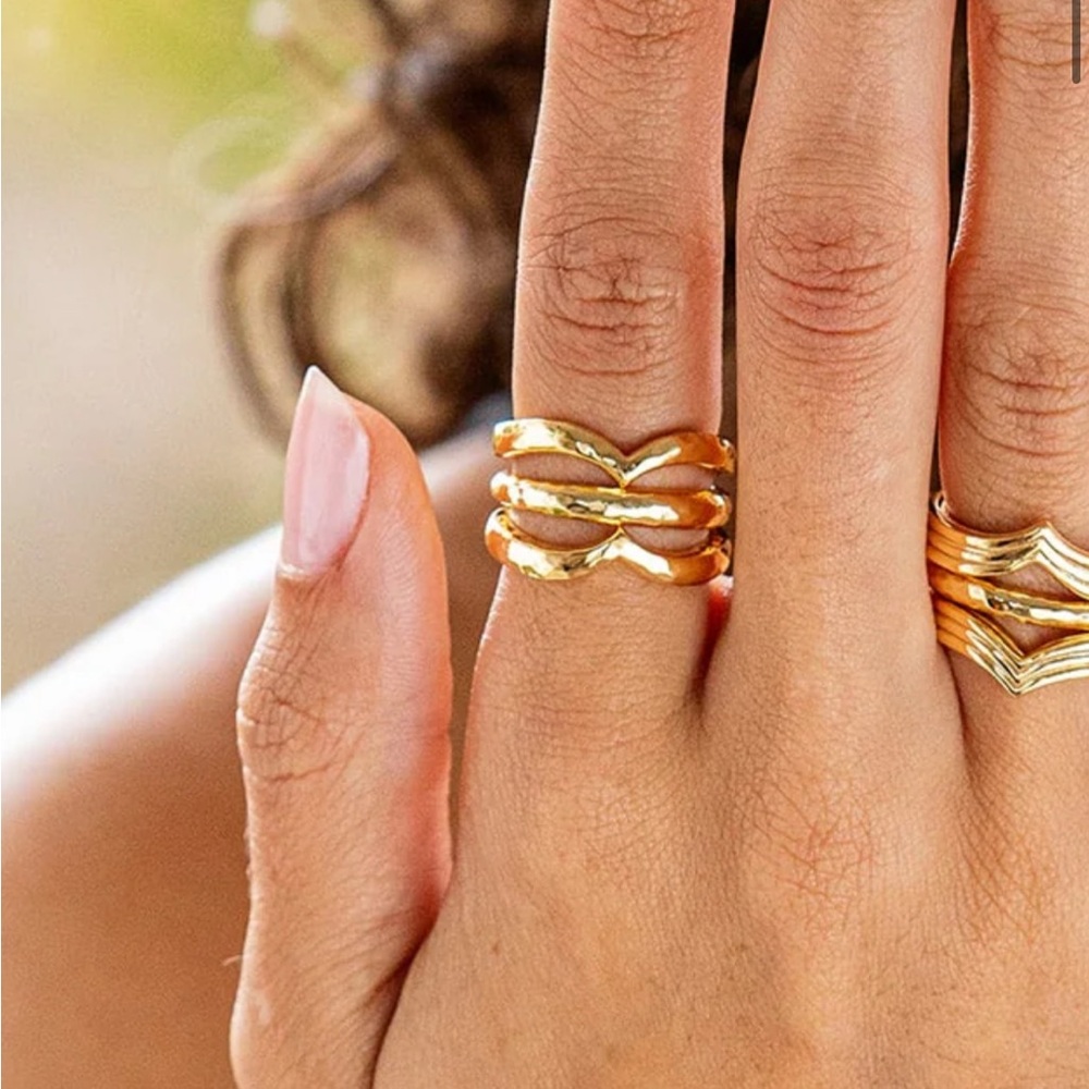 Capucine De Wulf Elegant Gold-Tone Wave Ring set